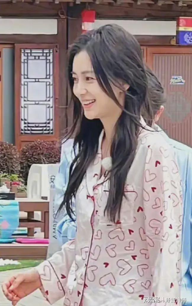 Yang Ying's plain pajama style reappears, and in the first season of 'Dream Back Run', fans directly call Ye Qinghui.