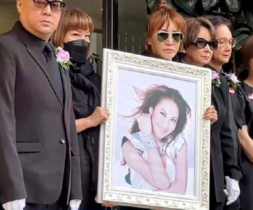 李玟出殡仪式举行姚谦甄妮等圈内友人担任扶灵人士

