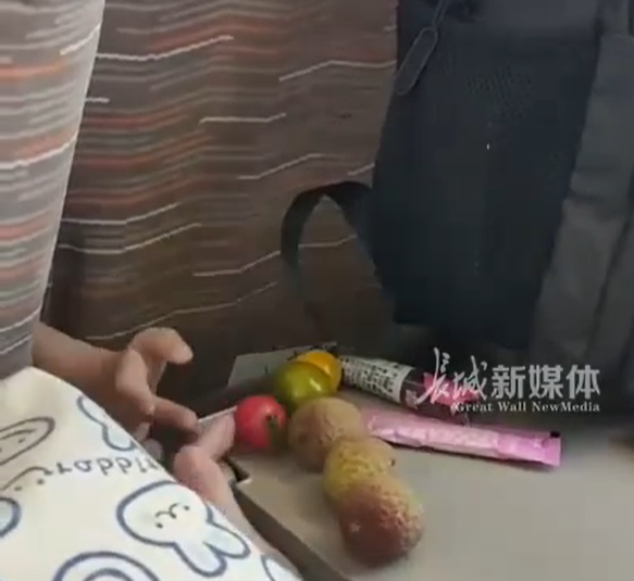 女子高铁上被前排5岁宝宝各种投喂