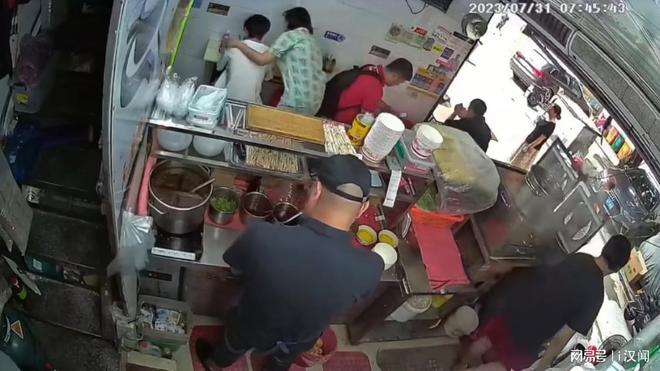男子店内吃早餐突然被陌生女子强吻