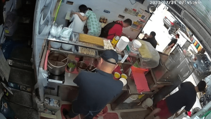 男子店内吃早餐被陌生女子强吻