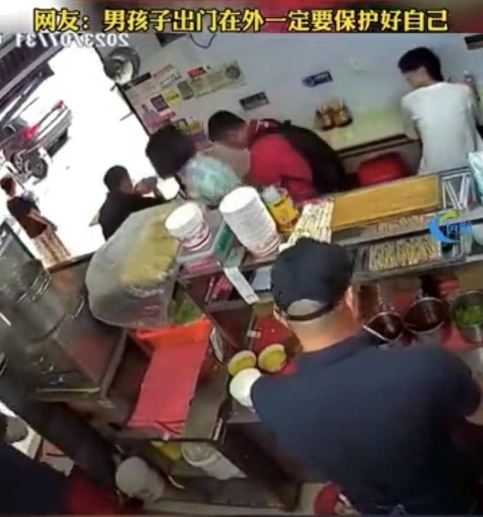 男子店内吃早餐被陌生女子强吻