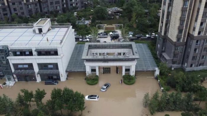 郑州暴雨致一小区成孤岛，数百人被水围困等待救援