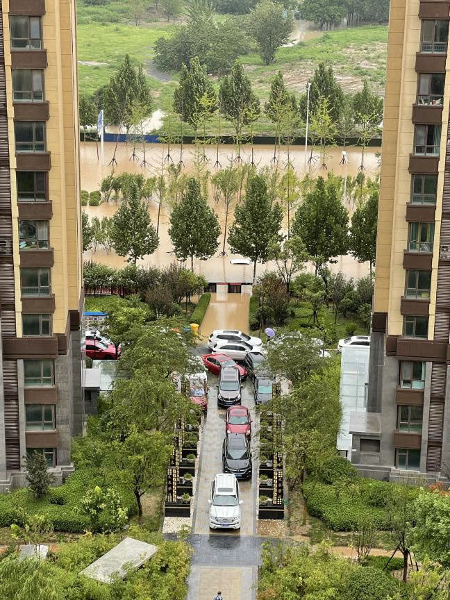 郑州暴雨致一小区成孤岛，数百人被水围困等待救援