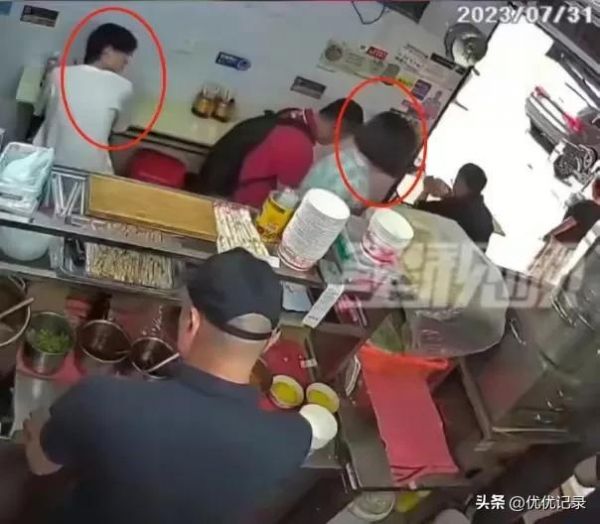 吃早餐被女生强吻男子已报警