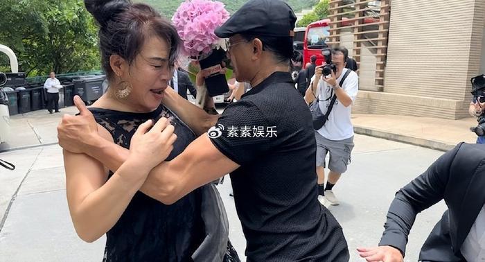 李玟老公在火葬场险遭围殴