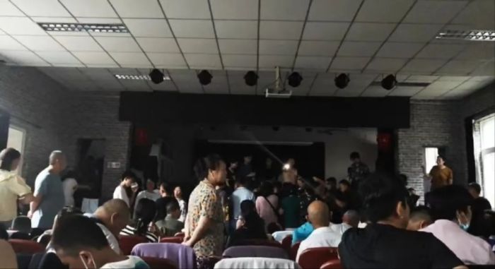 K396徒步脱困乘客：“走铁路钻树林走了9小时”