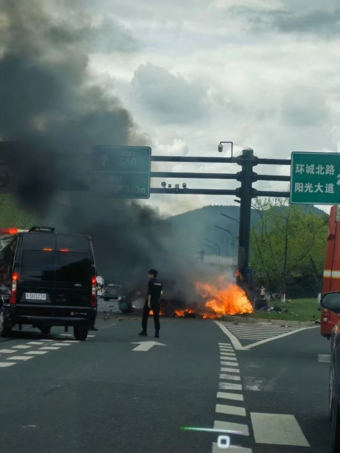 浙江警方通报蔚来汽车撞路柱起火