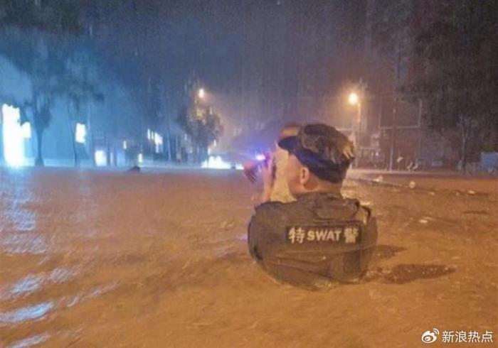 洪水中托举孩子的辅警不能因功转正，奖励英雄与尊重公平并不矛盾