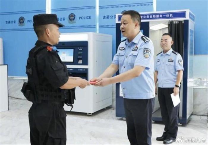 洪水中托举孩子的辅警不能因功转正，奖励英雄与尊重公平并不矛盾