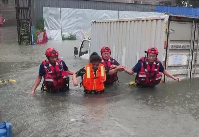 河北涿州暴雨：大马村村民等待救援