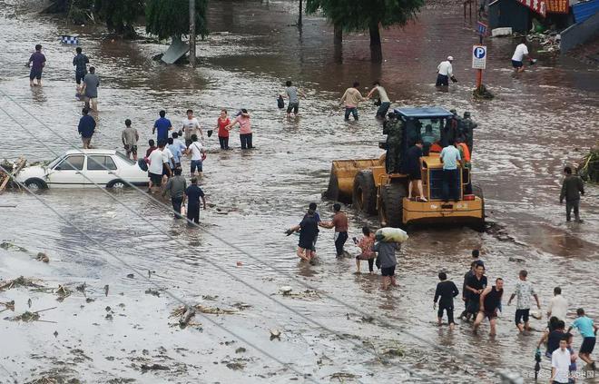 河北涿州暴雨：大马村村民等待救援