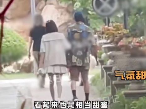 魏大勋秦岚甜蜜约会！挽手回家疑同居，女方戴钻戒、双腿暴露年龄