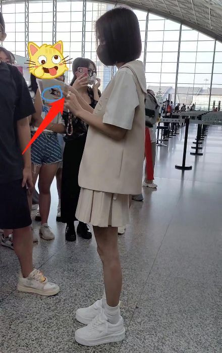 魏大勋秦岚甜蜜约会！挽手回家疑同居，女方戴钻戒、双腿暴露年龄