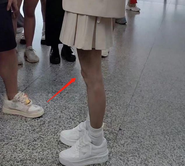 魏大勋秦岚甜蜜约会！挽手回家疑同居，女方戴钻戒、双腿暴露年龄