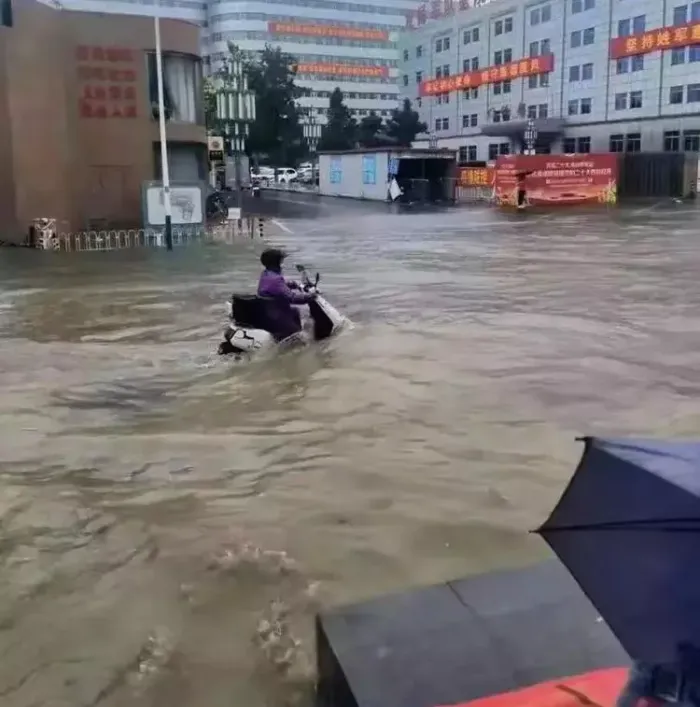 河北保定，暴雨突发，道路积水成河，多路段通行困难