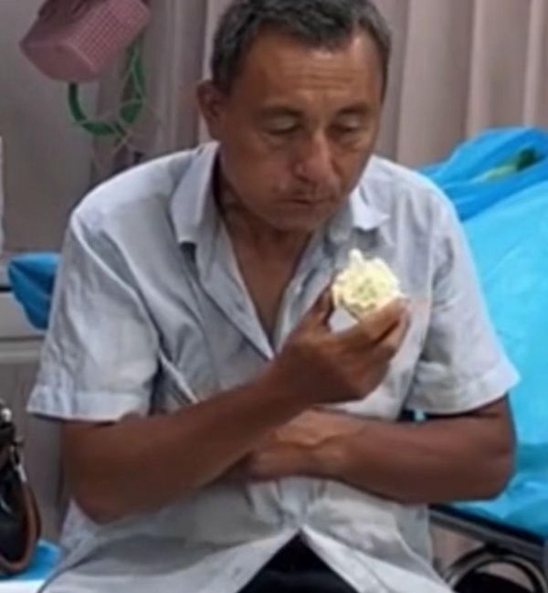 7旬兄弟带9旬母亲看病急诊室吃冷馍