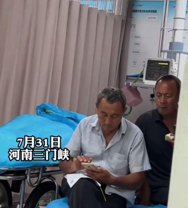 7旬兄弟带9旬母亲看病急诊室吃冷馍