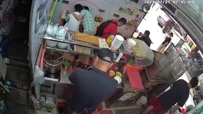 厦门一男子吃早餐遭女子突然强吻？当事人：我不认识她已报警律师：这不只是性骚扰还是猥亵！