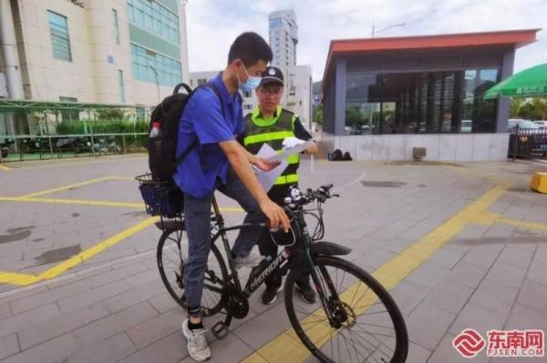 过斑马线看手机？福建一地新规：罚款！