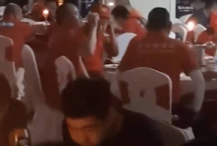 凌晨2点不一样的“烛光晚餐”涿州饭店为200名救援人员做饭：

