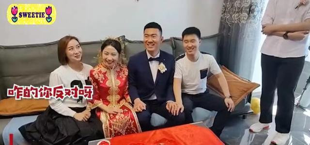 黑龙江一新郎拍照与兄弟十指相扣，摄影师提醒松开，新娘兴奋吃瓜