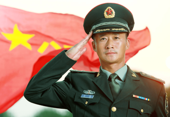 吴京为庆八一穿军装惹争议，遭大V当众质疑违规：不是军人别乱穿

