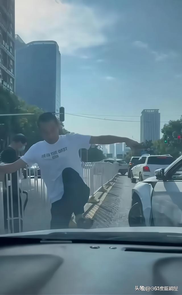 孕妇开车遭别停砸车