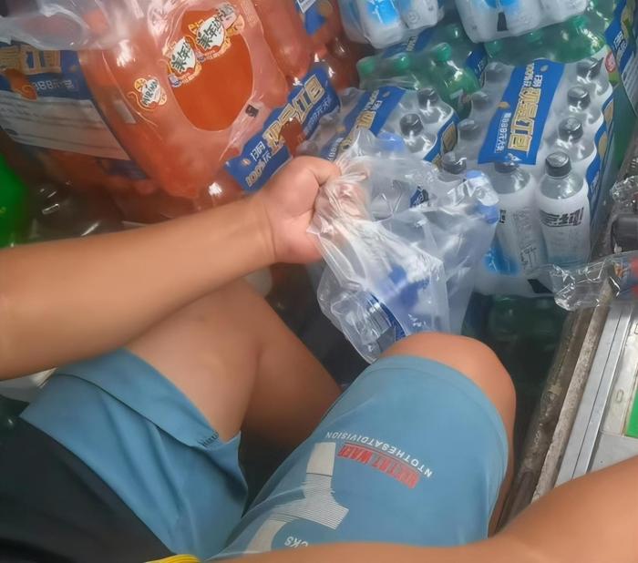 买不到！买不到！外滩平价饮用水，去哪儿了？发现“花式操作”，记者竟遭拦阻