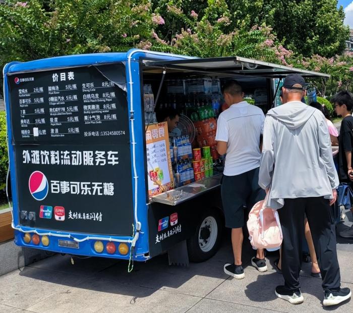 买不到！买不到！外滩平价饮用水，去哪儿了？发现“花式操作”，记者竟遭拦阻