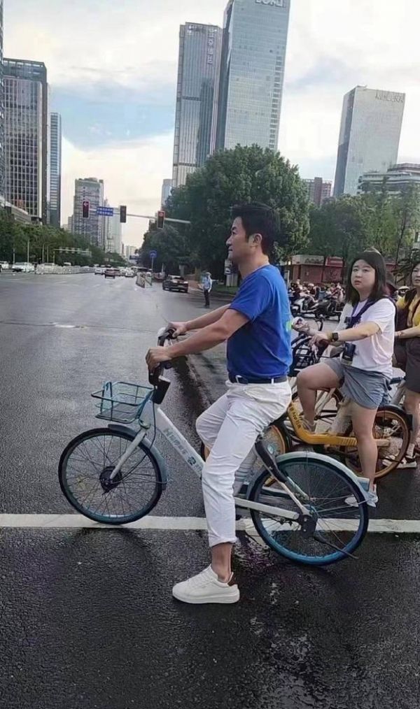 吴京被小朋友喊爷爷