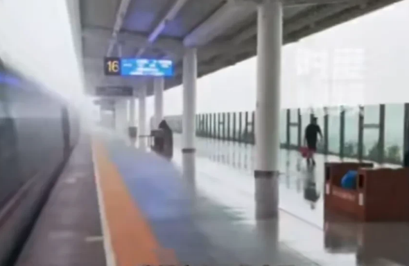 雨天乘客高铁站打伞候车，被铁路人员及时制止，官方回应