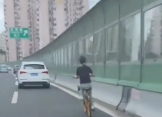 女子骑单车误上高架车主默默护送