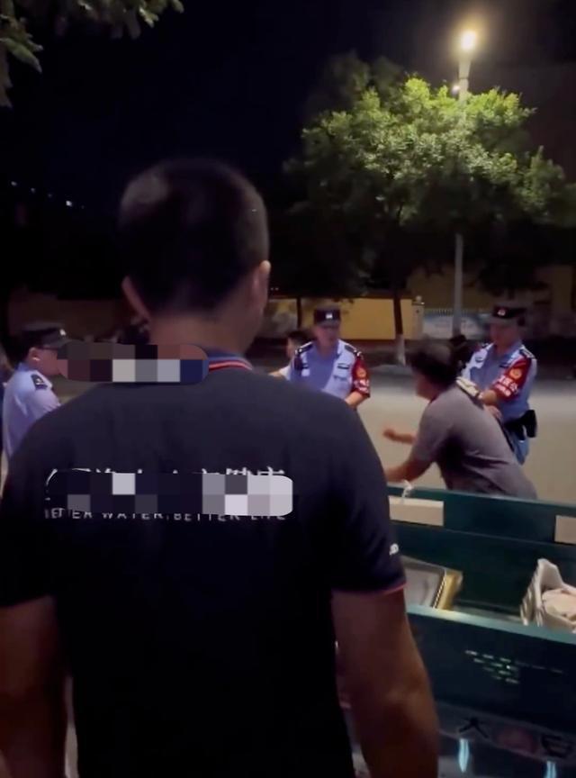 城管没收摆摊老人车钥匙被民警叫回