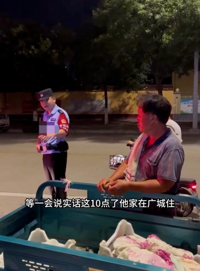 城管没收摆摊老人车钥匙被民警叫回