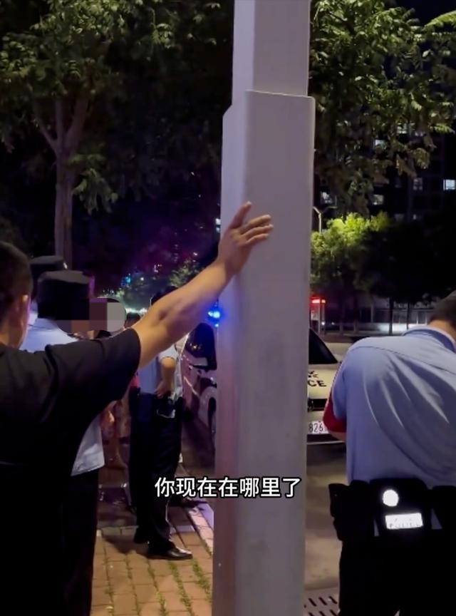 城管没收摆摊老人车钥匙被民警叫回