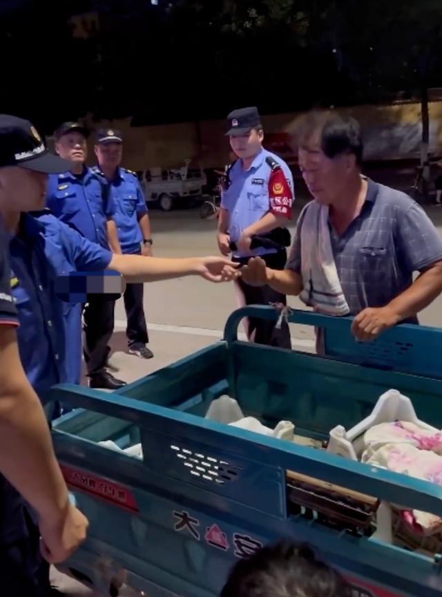 城管没收摆摊老人车钥匙被民警叫回