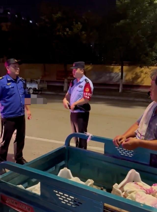 城管没收摆摊老人车钥匙被民警叫回