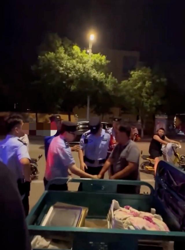 城管没收摆摊老人车钥匙被民警叫回