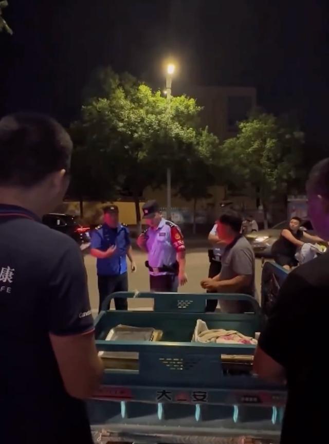城管没收摆摊老人车钥匙被民警叫回