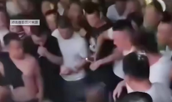 女歌手被数名男观众拽下舞台