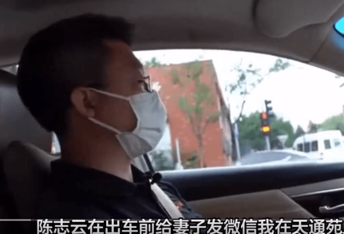 网约车司机深夜猝死曾连续出车24天,最长的一天出车20.8小时。

