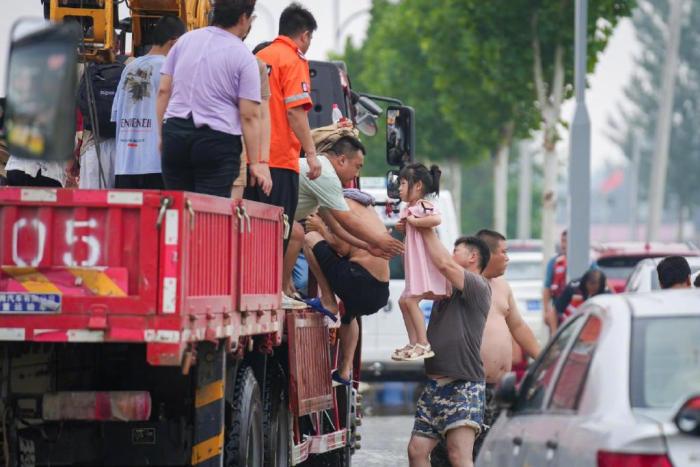 直击涿州救援有人惦记财物不愿离开