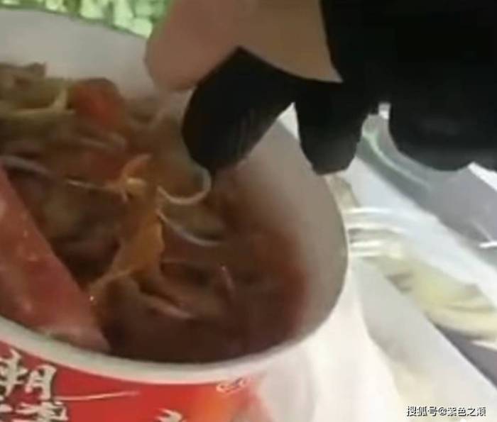网传外卖员自拍裤裆拔毛放入餐食，客服：如属实，会警告并罚款

