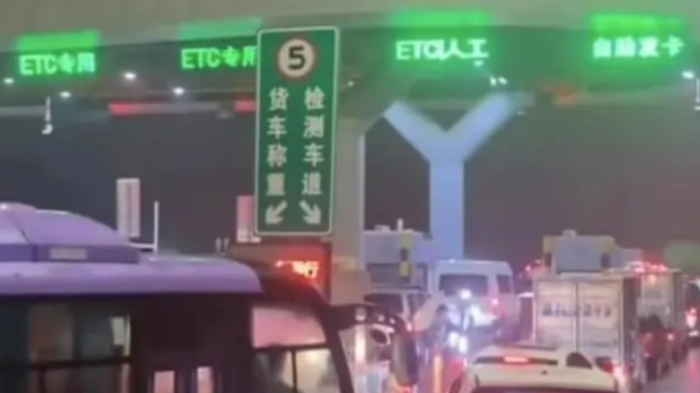 媒体评紧急撤离仍要拿卡排队