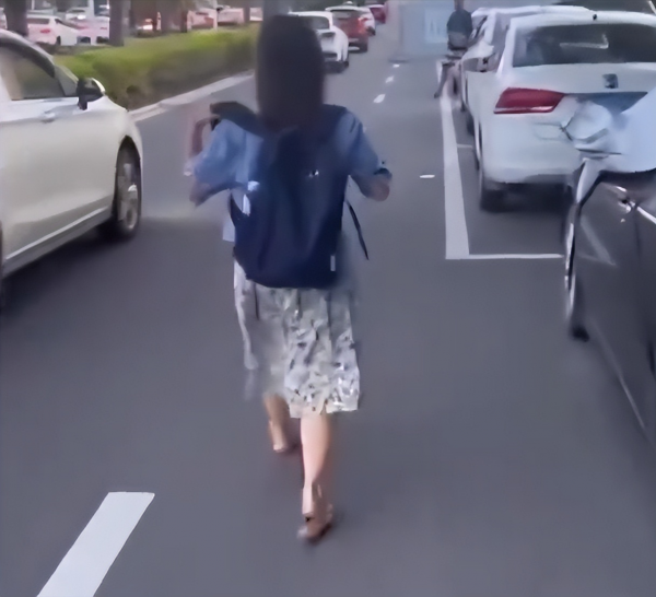 女子人肉占车位被警告还撒泼