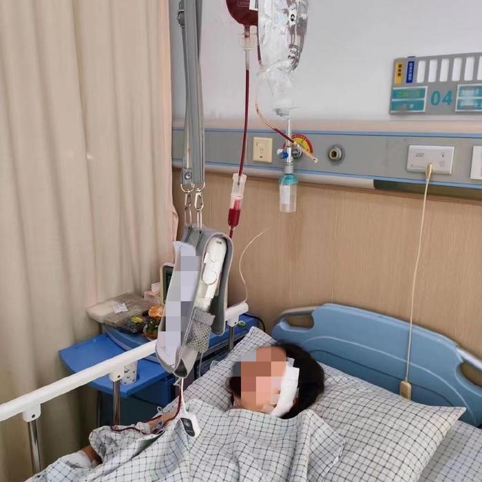 杭州一女店员无故被保安砍伤，保安疑有精神病史，治疗费难筹