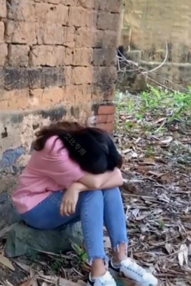 大龄女子回农村被大妈议论，躲在墙角偷偷哭泣，网友：嫁给我吧