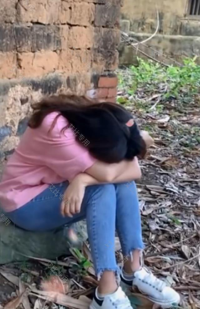 大龄女子回农村被大妈议论，躲在墙角偷偷哭泣，网友：嫁给我吧
