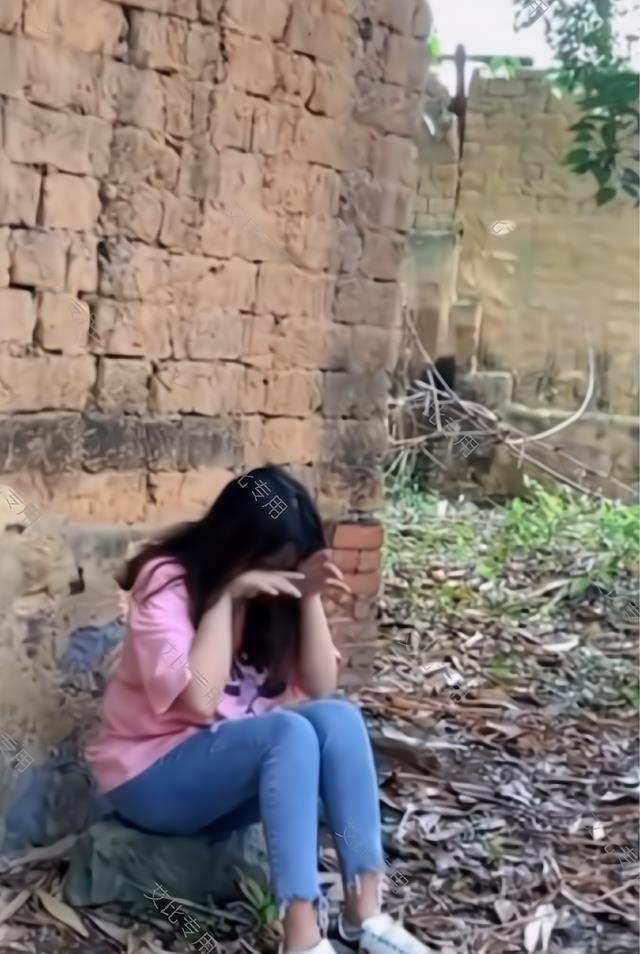 大龄女子回农村被大妈议论，躲在墙角偷偷哭泣，网友：嫁给我吧